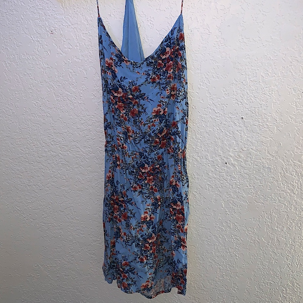 cute summer dress, has two rips where i tried to take the tag off